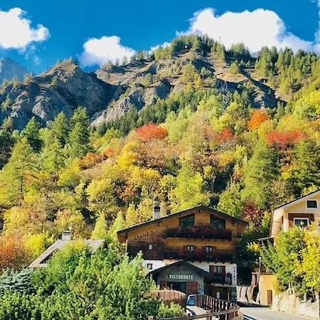 Joli Hotel